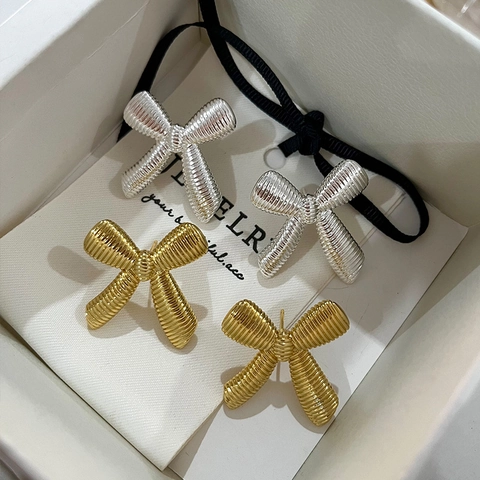 Elegante Kupfer Schleife Ohrstecker Mit 925 Sterlingsilber Ohrstecker-Stift Galvanisierte Plissierte Textur Metall Ohrringe Für Damen Modeschmuck