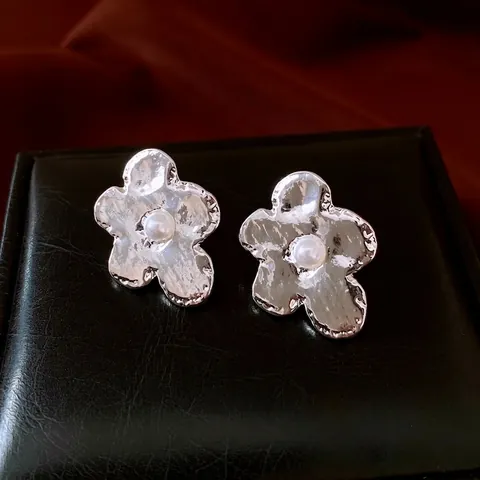 Gehamerde Legering Bloem Knopoorbellen Met Kunstparel En 925 Sterling Zilveren Oorsteker Retro Minimalistische Sieraden Vrouwen