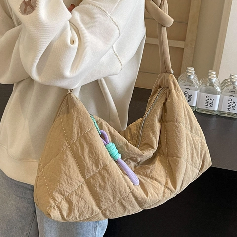 Large Capacity Quilted Crossbody Bag For Women Lightweight Padded Hobo Bag With Knot Strap And Colorful Charm Casual Minimalist