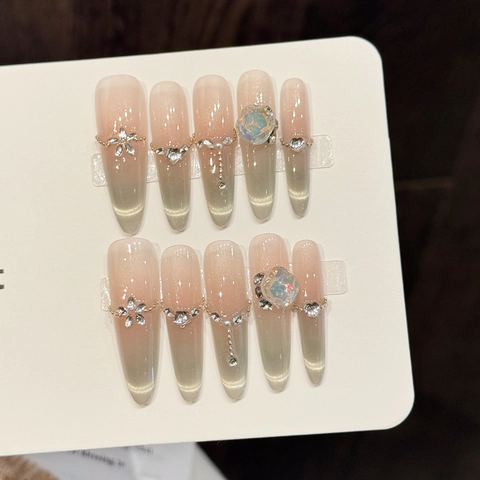 Handmade Press On Nails Extra Long Almond Cat Eye Effect Nude Gold Gradient Rhinestones Artificial Pearls Metal Chain Luxury Style