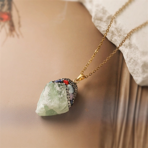 Collana con Pendente in Pietra Grezza di Cristallo Naturale Boemo Catena in Rame Intarsiata di Strass Gioielli da Yoga Donna
