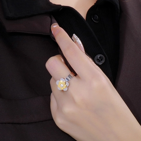 Bloemen Ring Voor Dames Roestvrij Staal Zirkoon Ingelegd Dubbellaags Ontwerp Met Vijf Bloemblaadjes Tweekleurig Sieraden