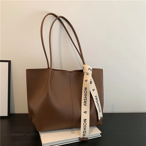 Große Kapazität PU Leder Tote Bag Mode Band Dekoration Pendler Schultertasche Nischenstil High End Für Frauen