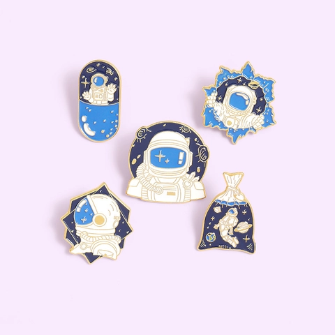 Spilla Creativa Astronauta Spaziale in Smalto Cartone Animato Capsula Borsa Stellata Lega Spilla Per Zaino Abbigliamento Regalo