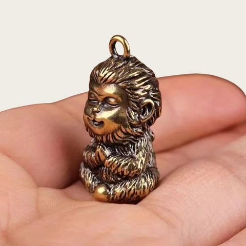 Portachiavi Scimmia Sun Wukong Ciondolo Meditazione Zen Posa Seduta Ottone Placcato Metallo Vintage Regalo Zodiaco