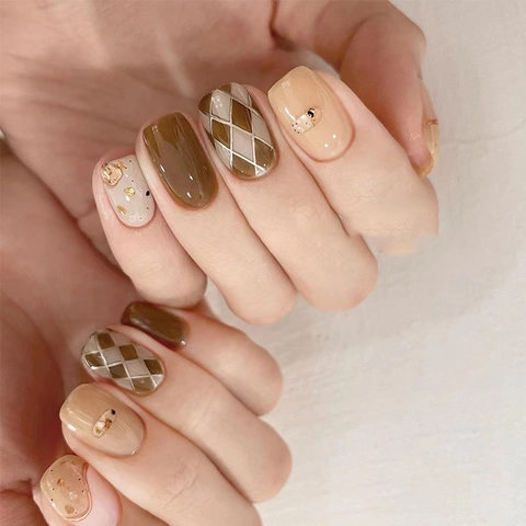 Uñas Postizas Retro Marrones Con Diseño De Rombos Cortas Cuadradas Redondeadas De Plástico Brillante Con Detalles Dorados