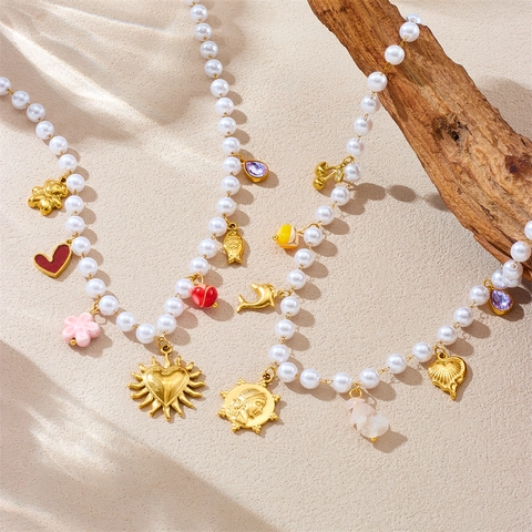 Collier De Künstliche Perles D'imitation En Acier Inoxydable Plaqué Or De Style Rétro Français Avec Pendentifs Multiples Cœur Dauphin Soleil Et Ours Pour Femmes