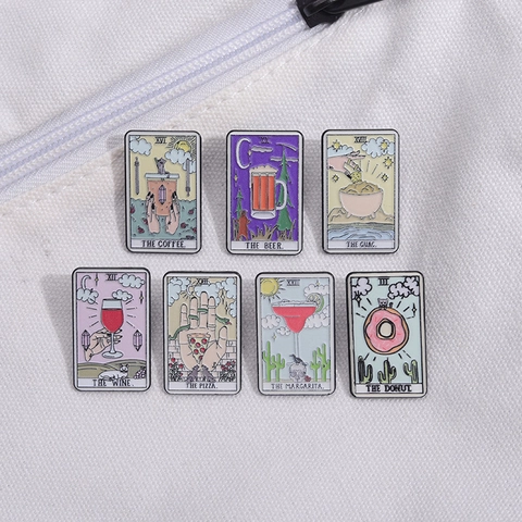 Spilla Pin in Smalto Vintage Bohemien con Carta dei Tarocchi in Lega Verniciata Cibo Bevande Caffè Pizza Birra Distintivo per Abiti Borse