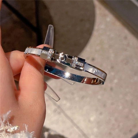 Elegante Brazalete De Pulsera En Forma De T Para Mujer En Acero Inoxidable Con Circón E Incrustación De Esmalte Blanco