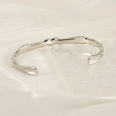 Brazalete Martillado Irregular Acero Inoxidable Chapado En Oro 18K Estilo Metal Líquido Pulsera Abierta Para Mujeres
