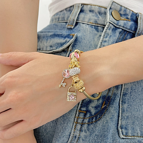 Bracciale Con Charms Da Donna Acciaio Inossidabile Placcato Oro Con Pendenti Chiave E Lucchetto In Cristallo Rosa Rigido
