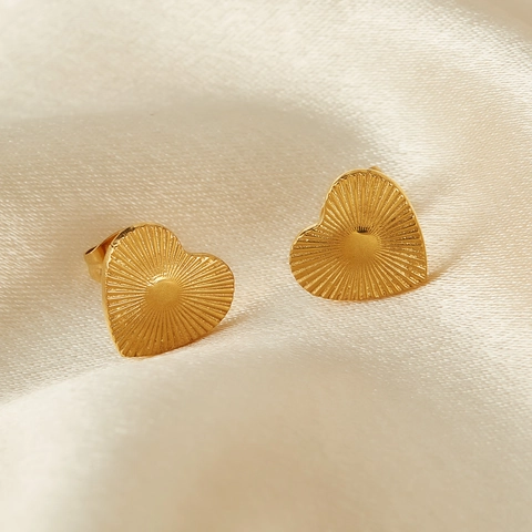 French Vintage Stainless Steel Heart Stud Earrings For Women Light Luxury Gold Radial Sunburst Pattern Geometric Earring Jewelry
