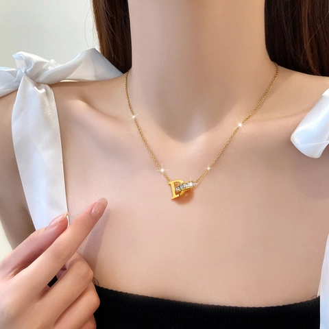Elegant D-Letter Interlocking Ring Pendant Necklace Titanium Steel Zircon Inlaid Minimalist Jewelry For Women Fashion