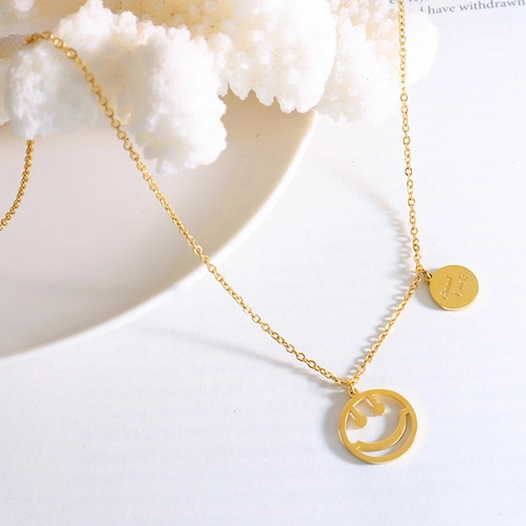 Collar Con Colgante De Cara Sonriente Acero De Titanio Chapado En Oro De 18K Etiqueta Good Luck Joyería Para Mujer
