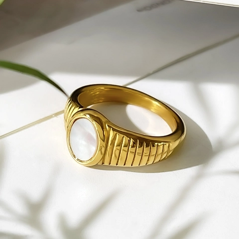 Minimalist Women 18K Gold Plated Stainless Steel Ring Ribbed Texture Band Oval White Mother Of Artificial Pearl Inlay Vintage Elegant