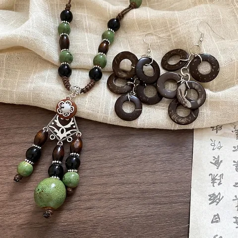 Retro Ethno Halskette Und Ohrringe Schmuckset Mit Kokosnuss Holz Keramik Perlen Legierung Anhänger Silber Ohrstecker
