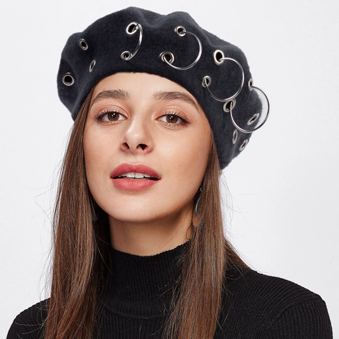 Basco da Donna Retro Punk Con Anelli di Metallo Occhielli Cappello da Artista in Poliestere Tinta Unita Autunno Inverno Moda Accessorio