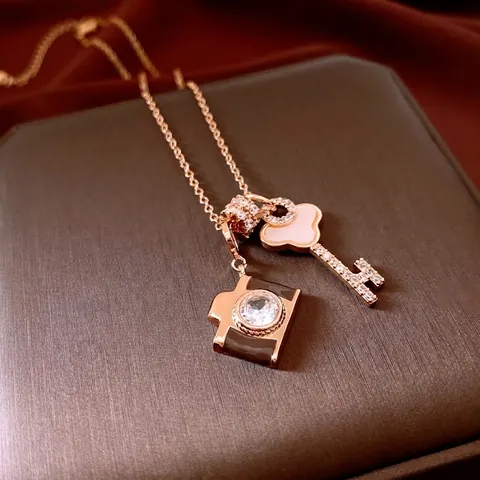 Kamera Und Schlüssel Doppel Anhänger Halskette Kupfer Rosegold Vergoldet Zirkonia Perlmutt Verstellbarer Schmuck Für Damen