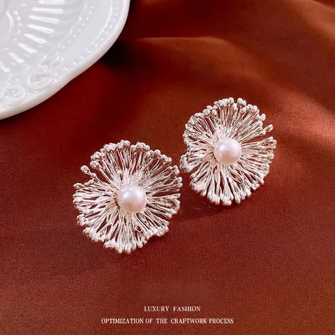 Orecchini A Lobo Con Fiore Di Perla Artificial Petali Di Rame Radianti E Perno In Argento Gioielli Vintage Eleganti