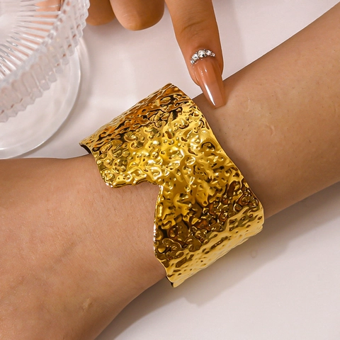 Gehamerde Brede Open Manchet Armband En Ring Retro Frans V Vorm Verguld Roestvrij Staal Sieraden Voor Vrouwen