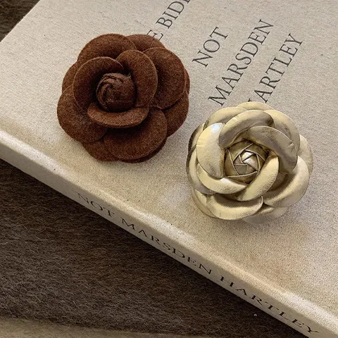 Camelia Bloem Broche Speld Flockstof En Metaaltextuur Elegant Retro Herfst Winter Kleding Decoratie Voor Dames