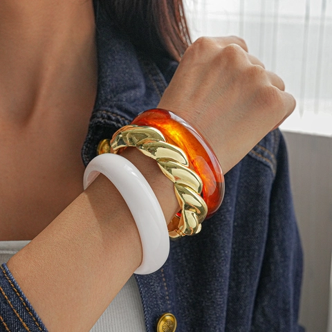 Retro Bangle Bracelet Alloy Twisted Spiral Design And Resin Acrylic Amber White Color Fashion Jewelry For Women