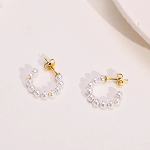 French Vintage C-Shaped Stud Earrings For Women With Stainless Steel IP Gold Plating And Elegant Round Simulated Artificial Pearls