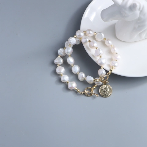 Bracciale di Perle d'Acqua Dolce Barocche Chiusura OT Ciondolo Moneta Bracciale Vintage Elegante Donna Gioielli Oro Lega Perla