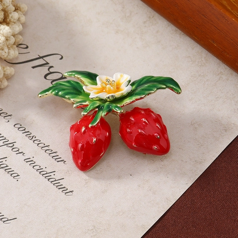 Broche De Corona De Fruta Fresa De Esmalte De Aleación Con Perla Artificial De Agua Dulce Diamante De Imitación Joyería De Moda