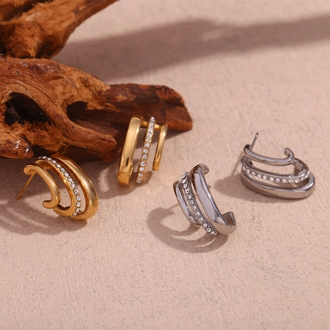 Orecchini a Bottone in Acciaio Inossidabile a Tre Strati a Forma di C Placcati Oro 18K Geometrici con Strass per Donna