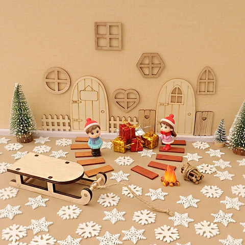 Miniature Christmas Scene Decoration Wooden Sled Door Window Gift Box Model DIY Dollhouse Accessory Holiday Festive Ornament