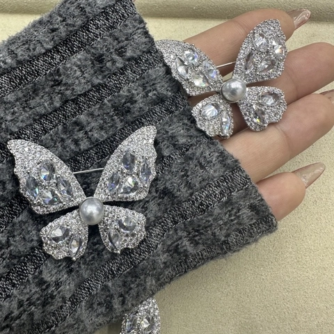 Spilla A Farfalla In Lega Con Perla Artificial E Strass Luccicanti Accessorio Per Abbigliamento Di Lusso Regalo Per Donna