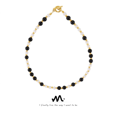 Collier de Perles en Agate Noire et Perles de Coquillage Blanches pour Femmes en Acier Titane Plaqué Or avec Fermoir Cabillote Bijoux