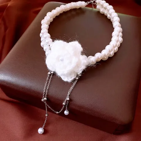Doppellagige Kunstperlenhalskette Mit Gestricktem Blumenanhänger Und Legierungsquasten Elegante Vintage Pulloverkette Für Damen