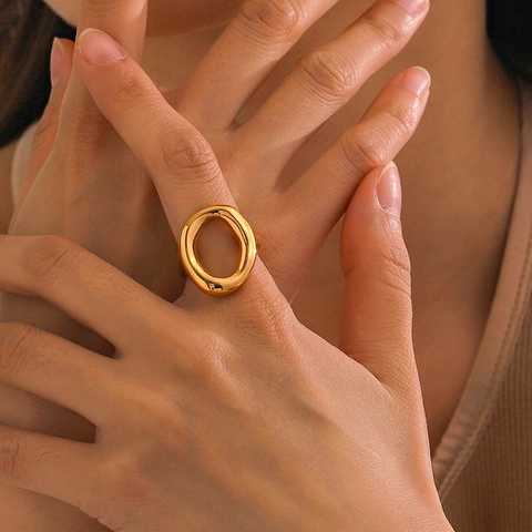 Anillo Ovalado Hueco Bañado En Oro De 18K Acero Inoxidable Geométrico Irregular Minimalista Joyería De Moda Para Mujer
