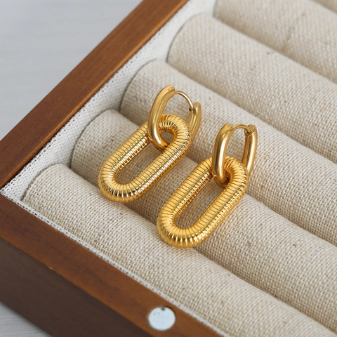 Orecchini Pendenti Ovali In Acciaio Al Titanio Con Texture Placcati Oro Gioielli Minimalisti Di Alta Gamma Per Donna