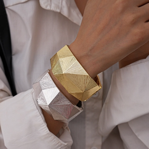 Legierung Geometrisch Facettiert Breit Armreif Armband Mit Sternschliff Textur Scharnier Öffnung Modern Minimalistisch Damen