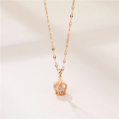 Collier Pendentif Couronne Acier Titane Cuivre Plaqué Or 18K Zircone Élégant Mode Pour Femmes