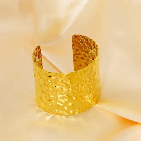 Bracciale A Polsino Con Texture Martellata Acciaio Inossidabile Placcato Oro 18K Fascia Larga Aperto Gioielli Minimalisti