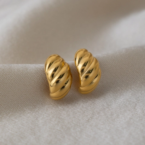 Französisch Retro Gerippte C-Form Ohrstecker Damen 18K Vergoldet Edelstahl Croissant Design Wasserdichter Schmuck