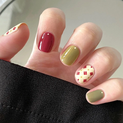 Glossy Press On Nails Short Square Olive Green Dark Red Flower Polka Dot Design Fake Nails Detachable Artificial Fingernails