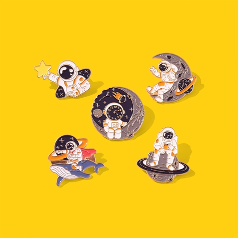 Épingle En Émail Astronaute Thème Espace Broche En Alliage Mignon Dessin Animé Baleine Lune Étoile Badge Pour Vêtements Sacs Chapeaux