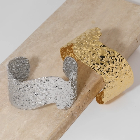 Edelstahl Unregelmäßige Hammerschlag-Textur Offener Armreif Breites Band Minimalistischer Moderner Vintage-Stil Kühner Schmuck