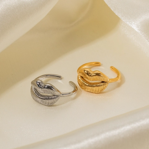Stainless Steel Lip Shaped Open Ring For Women 18K Gold Plated Textured Metallic Adjustable Finger Ring Fashion Jewelry