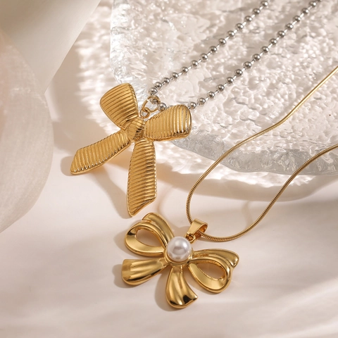 Collar de Colgante de Lazo de Acero Inoxidable Chapado en Oro Dulce Retro Cadena de Clavícula de Perla Artificial para Mujer