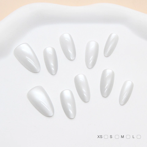 Kunstparelmoer Wit Kattenoog Kunstnagels Amandelvorm Glanzend Minimalistisch Elegant Handgemaakte Nageltips Voor Dames