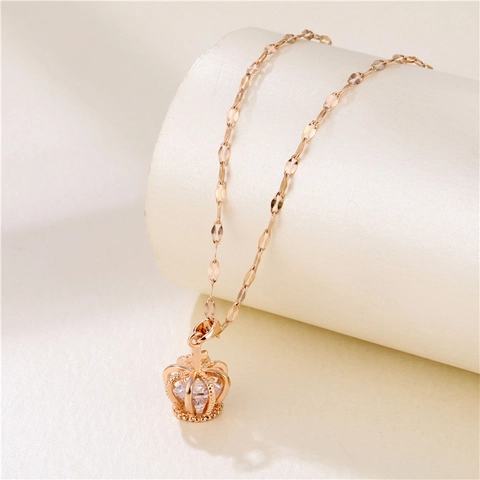 Collier Pendentif Couronne Acier Titane Cuivre Plaqué Or 18K Zircone Élégant Mode Pour Femmes