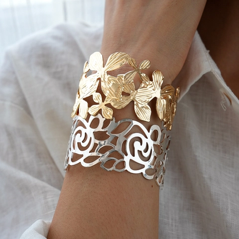 Bracciale Rigido Aperto Traforato Floreale Acciaio Inossidabile Filigrana Regolabile Vintage Elegante Gioiello Da Mano