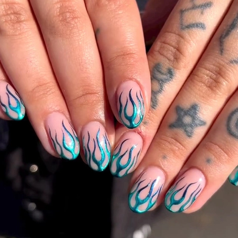 Künstliche Nägel Zum Aufkleben Blaues Aurora Flammenmuster Pinker Farbverlauf Oval Kurz Rund Plastik Süßer Cooler Trendiger Stil