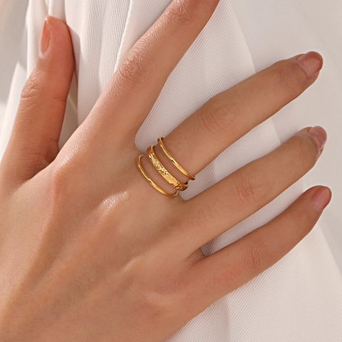 Anillo De Acero Inoxidable Chapado En Oro De 18K Con Triple Capa Línea Para Mujer Ajustable Textura Martillada Joyería Minimalista